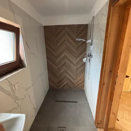 Din Padure Si Casutele Din Copac Belis