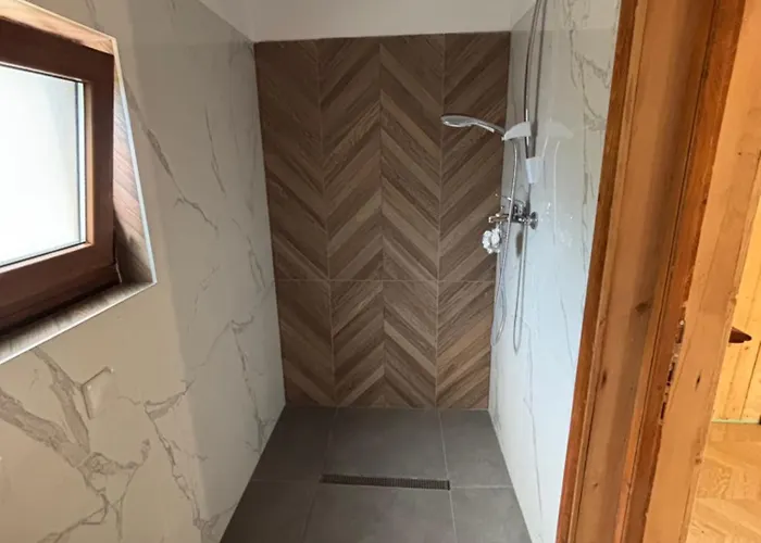 Din Padure Si Casutele Din Copac Belis